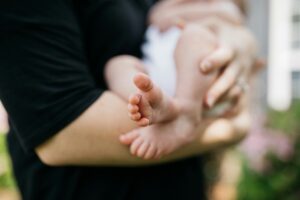 personne portant un bébé dans les bras